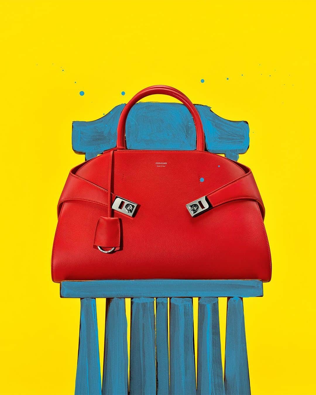 サルヴァトーレ・フェラガモのインスタグラム：「Ravishing in a vibrant palette of eternal colours and dazzling tones, starting with the highest point of saturation of Ferragamo Red. #FerragamoFW23  #FerragamoHugBag」