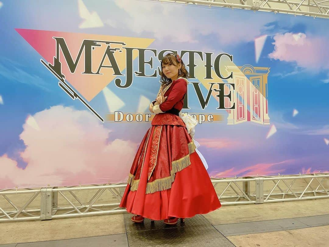 ナノさんのインスタグラム写真 - (ナノInstagram)「3rd LIVE 👑  「MAJESTIC LIVE -Door of Hope-」  2DAYSいかがでしたか？ とにかく写真がいっぱいあるの。  もう 思い出が沢山あるの。  描き足りない。  けど、一つだけ音楽に対しての向き合い方、変わったことがあって。それだけ先に。  それは出演者のナノさんとお話していた時の事だったのだけれど。  私が今回のライブで1日目、個人的に失敗したなーって思ったことをゴエティア歌唱のナノさんにお話した時、ナノさんは、  「ライブなんだからそれでいいんだよ！ファンの人達は、完璧なまなちゃんの歌声を聞きに来てる訳じゃなくて、一生懸命に歌ってる今のまなちゃんの姿を見たいからきてるんだよ！今日の歌声はCDや音源じゃ聴けないんだよ？！ヴァージニアとして歌ってても、半分はまなちゃんでしょ？心の底にあるのは、まなちゃんなんだから。本気で絞り出そうと歌ってる姿、めちゃめちゃかっこよかった！」  言葉を頂いた時に、カメラなんて意識してる場合じゃないと思った。  かっこなんか付けようと意識してる場合じゃないと思った。  必死になって、ただ、あたしの本気をマイクを通してファンの人たちに伝わればいいと思った。  だから2日目のライブは 顔がぐっちゃぐちゃになったって、ヤバい顔になったって、歌う姿が不格好だろうが関係ない、本気で歌声を届ける事だけ、意識しました。もういいの、どんな風に見られようが、今のあたしの本気が伝わればいいやっておもった！  ナノさん、本当に本当に尊敬してます。それだけ伝えました。  音楽に対する向き合い方や、テンション上がった時、音楽を、ライブを楽しんでる時に不意にでる   「come on！！」  めちゃくちゃカッコ良かった。 ほんとにかっこよかった。  自分が純粋にライブを楽しんでる姿が1番カッコイイんだって教えてもらった 2日間だったと思います。  ライブ終演後、心から尊敬と感謝を伝えました。  ナノさん大好き。  写真はまだまだ更新するからちとお待ちを！ とりあえずそんな感じでしたとさ‼️   #ユアマジェスティ  #幕張メッセ  #ユアマジェライブ」10月11日 0時48分 - nanonano_me