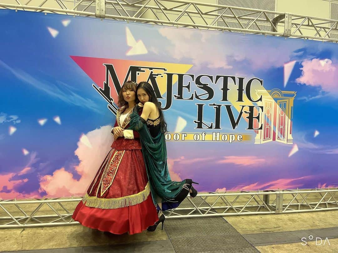 ナノさんのインスタグラム写真 - (ナノInstagram)「3rd LIVE 👑  「MAJESTIC LIVE -Door of Hope-」  2DAYSいかがでしたか？ とにかく写真がいっぱいあるの。  もう 思い出が沢山あるの。  描き足りない。  けど、一つだけ音楽に対しての向き合い方、変わったことがあって。それだけ先に。  それは出演者のナノさんとお話していた時の事だったのだけれど。  私が今回のライブで1日目、個人的に失敗したなーって思ったことをゴエティア歌唱のナノさんにお話した時、ナノさんは、  「ライブなんだからそれでいいんだよ！ファンの人達は、完璧なまなちゃんの歌声を聞きに来てる訳じゃなくて、一生懸命に歌ってる今のまなちゃんの姿を見たいからきてるんだよ！今日の歌声はCDや音源じゃ聴けないんだよ？！ヴァージニアとして歌ってても、半分はまなちゃんでしょ？心の底にあるのは、まなちゃんなんだから。本気で絞り出そうと歌ってる姿、めちゃめちゃかっこよかった！」  言葉を頂いた時に、カメラなんて意識してる場合じゃないと思った。  かっこなんか付けようと意識してる場合じゃないと思った。  必死になって、ただ、あたしの本気をマイクを通してファンの人たちに伝わればいいと思った。  だから2日目のライブは 顔がぐっちゃぐちゃになったって、ヤバい顔になったって、歌う姿が不格好だろうが関係ない、本気で歌声を届ける事だけ、意識しました。もういいの、どんな風に見られようが、今のあたしの本気が伝わればいいやっておもった！  ナノさん、本当に本当に尊敬してます。それだけ伝えました。  音楽に対する向き合い方や、テンション上がった時、音楽を、ライブを楽しんでる時に不意にでる   「come on！！」  めちゃくちゃカッコ良かった。 ほんとにかっこよかった。  自分が純粋にライブを楽しんでる姿が1番カッコイイんだって教えてもらった 2日間だったと思います。  ライブ終演後、心から尊敬と感謝を伝えました。  ナノさん大好き。  写真はまだまだ更新するからちとお待ちを！ とりあえずそんな感じでしたとさ‼️   #ユアマジェスティ  #幕張メッセ  #ユアマジェライブ」10月11日 0時48分 - nanonano_me