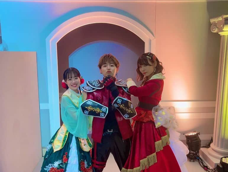 ナノさんのインスタグラム写真 - (ナノInstagram)「3rd LIVE 👑  「MAJESTIC LIVE -Door of Hope-」  2DAYSいかがでしたか？ とにかく写真がいっぱいあるの。  もう 思い出が沢山あるの。  描き足りない。  けど、一つだけ音楽に対しての向き合い方、変わったことがあって。それだけ先に。  それは出演者のナノさんとお話していた時の事だったのだけれど。  私が今回のライブで1日目、個人的に失敗したなーって思ったことをゴエティア歌唱のナノさんにお話した時、ナノさんは、  「ライブなんだからそれでいいんだよ！ファンの人達は、完璧なまなちゃんの歌声を聞きに来てる訳じゃなくて、一生懸命に歌ってる今のまなちゃんの姿を見たいからきてるんだよ！今日の歌声はCDや音源じゃ聴けないんだよ？！ヴァージニアとして歌ってても、半分はまなちゃんでしょ？心の底にあるのは、まなちゃんなんだから。本気で絞り出そうと歌ってる姿、めちゃめちゃかっこよかった！」  言葉を頂いた時に、カメラなんて意識してる場合じゃないと思った。  かっこなんか付けようと意識してる場合じゃないと思った。  必死になって、ただ、あたしの本気をマイクを通してファンの人たちに伝わればいいと思った。  だから2日目のライブは 顔がぐっちゃぐちゃになったって、ヤバい顔になったって、歌う姿が不格好だろうが関係ない、本気で歌声を届ける事だけ、意識しました。もういいの、どんな風に見られようが、今のあたしの本気が伝わればいいやっておもった！  ナノさん、本当に本当に尊敬してます。それだけ伝えました。  音楽に対する向き合い方や、テンション上がった時、音楽を、ライブを楽しんでる時に不意にでる   「come on！！」  めちゃくちゃカッコ良かった。 ほんとにかっこよかった。  自分が純粋にライブを楽しんでる姿が1番カッコイイんだって教えてもらった 2日間だったと思います。  ライブ終演後、心から尊敬と感謝を伝えました。  ナノさん大好き。  写真はまだまだ更新するからちとお待ちを！ とりあえずそんな感じでしたとさ‼️   #ユアマジェスティ  #幕張メッセ  #ユアマジェライブ」10月11日 0時48分 - nanonano_me