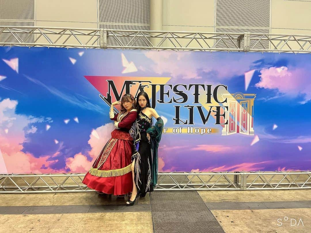 ナノさんのインスタグラム写真 - (ナノInstagram)「3rd LIVE 👑  「MAJESTIC LIVE -Door of Hope-」  2DAYSいかがでしたか？ とにかく写真がいっぱいあるの。  もう 思い出が沢山あるの。  描き足りない。  けど、一つだけ音楽に対しての向き合い方、変わったことがあって。それだけ先に。  それは出演者のナノさんとお話していた時の事だったのだけれど。  私が今回のライブで1日目、個人的に失敗したなーって思ったことをゴエティア歌唱のナノさんにお話した時、ナノさんは、  「ライブなんだからそれでいいんだよ！ファンの人達は、完璧なまなちゃんの歌声を聞きに来てる訳じゃなくて、一生懸命に歌ってる今のまなちゃんの姿を見たいからきてるんだよ！今日の歌声はCDや音源じゃ聴けないんだよ？！ヴァージニアとして歌ってても、半分はまなちゃんでしょ？心の底にあるのは、まなちゃんなんだから。本気で絞り出そうと歌ってる姿、めちゃめちゃかっこよかった！」  言葉を頂いた時に、カメラなんて意識してる場合じゃないと思った。  かっこなんか付けようと意識してる場合じゃないと思った。  必死になって、ただ、あたしの本気をマイクを通してファンの人たちに伝わればいいと思った。  だから2日目のライブは 顔がぐっちゃぐちゃになったって、ヤバい顔になったって、歌う姿が不格好だろうが関係ない、本気で歌声を届ける事だけ、意識しました。もういいの、どんな風に見られようが、今のあたしの本気が伝わればいいやっておもった！  ナノさん、本当に本当に尊敬してます。それだけ伝えました。  音楽に対する向き合い方や、テンション上がった時、音楽を、ライブを楽しんでる時に不意にでる   「come on！！」  めちゃくちゃカッコ良かった。 ほんとにかっこよかった。  自分が純粋にライブを楽しんでる姿が1番カッコイイんだって教えてもらった 2日間だったと思います。  ライブ終演後、心から尊敬と感謝を伝えました。  ナノさん大好き。  写真はまだまだ更新するからちとお待ちを！ とりあえずそんな感じでしたとさ‼️   #ユアマジェスティ  #幕張メッセ  #ユアマジェライブ」10月11日 0時48分 - nanonano_me