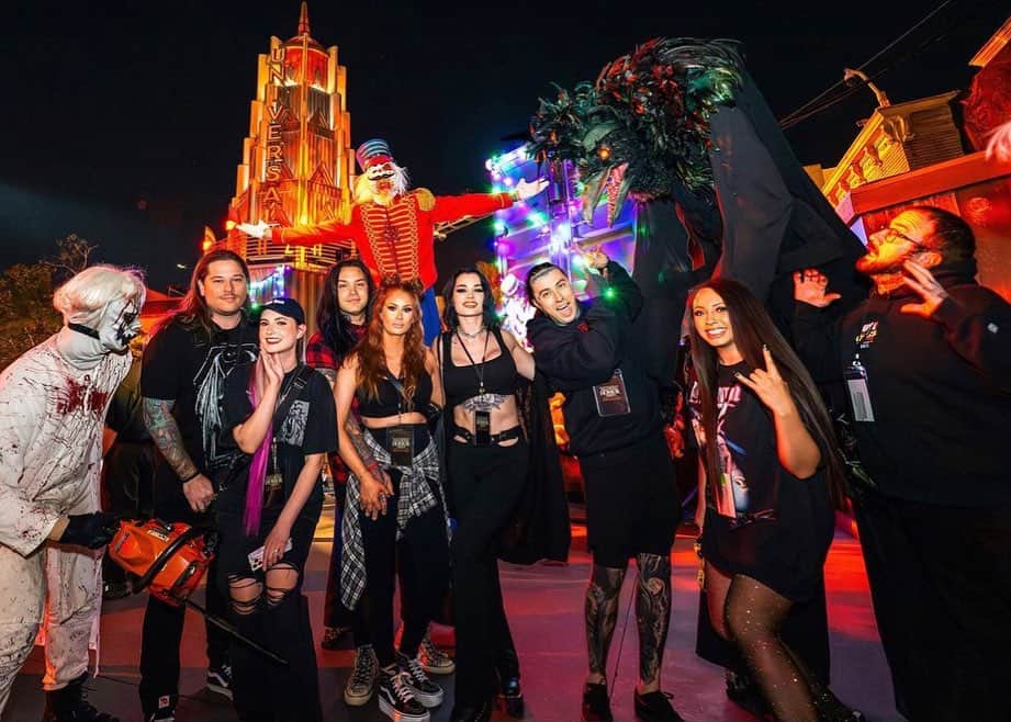 ロニー・ラドクのインスタグラム：「tour is a blast! life is good.」