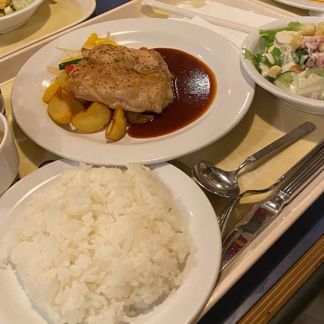 のインスタグラム：「ディズニーのご飯って全部美味しいいい🤤🫶 3目は見えてないけど餃子ドッグ！ ピザ美味しかったなあ(ピザ大好き)  #ディズニーシー #ハロウィン #Dハロ #東京ディズニーシー #TDS #ハロウィンディズニー」