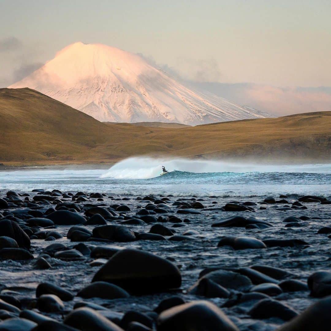 クリス・バーカードのインスタグラム：「A significant amount of logistics go into putting together an expedition to the Aleutian Islands - finding a pilot to fly a small charter plane & boat captain just to get you there, the right weather window, athletes able to handle the conditions, brands & magazines who want to sponsor the trip, a production team who can pull off capturing the assignment in such an challenging environment.… the list goes on & on. I didn’t learn these skills overnight… mostly by trial and error over the years. Pulling off a trip like these doesn’t guarantee incredible images, but it puts you in a place where they’re likely to happen. This November & December I’m offering two workshops to address a lot of the behind the scenes skills require for expedition planning & tons of other business tips that I’ve learned over the years. Slots are filling up quick so grab your spot at the link in my bio」