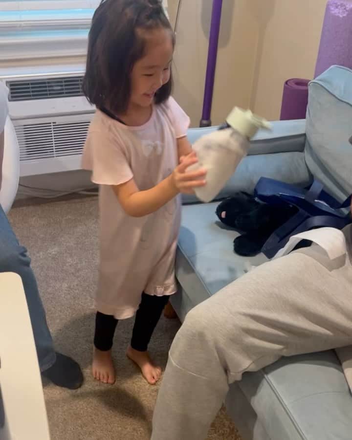 珠華ゆふのインスタグラム：「ばぁばとねぇねが素敵なお土産たくさん持ってきてくれました💕まさかの和華がずっと欲しがっていたプリンセスの水筒✨今のが古くなったら買おうと言ってたけど、思いが通じたのかな😆 2人ともねぇねから片時も離れません👩‍👧‍👦ねぇねお疲れ様です😂  #メンタル #メンタルコーチング #メンタルトレーニング #宝塚 #宝塚og #宝塚受験 #バレエ #フィギュアスケート #パフォーマンスアップ #サンフランシスコ #ベイエリア #アメリカ生活」