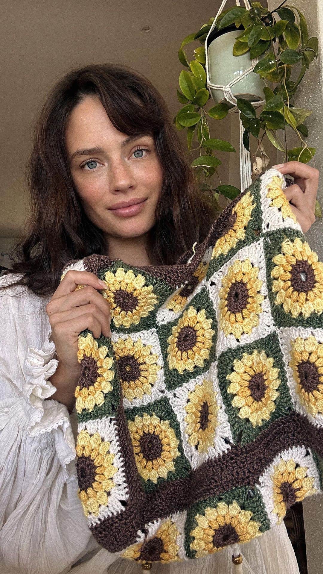 Jessicaのインスタグラム：「A true labor of love! All details below.   I used Nurturing Fibers “Eco-Fusion” in: Pecan Sunglow  Bessy Olive  Vanilla  I used a 3.75 hook by ChiaoGoo (my favorite hooks, they are so comfortable) Olive   Link to the sunflower granny square pattern is in my “crochet” highlight.  #crochet #crochetbag #crochetsunflowerbag #diy」
