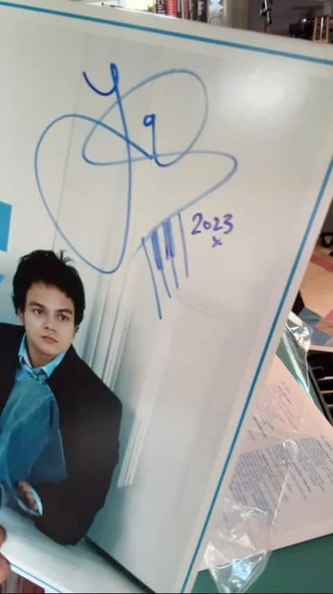 ジェイミー・カラムのインスタグラム：「UK. I’m running a prize draw to win one of five signed ‘Twentysomething’ Blue Vinyl!  To win, enter your details via the link in bio before 23:59 BST on the 19th October 2023.  Age 18+ UK residents only. One Prize per person. Terms & Conditions apply (link in bio). No purchase necessary.」