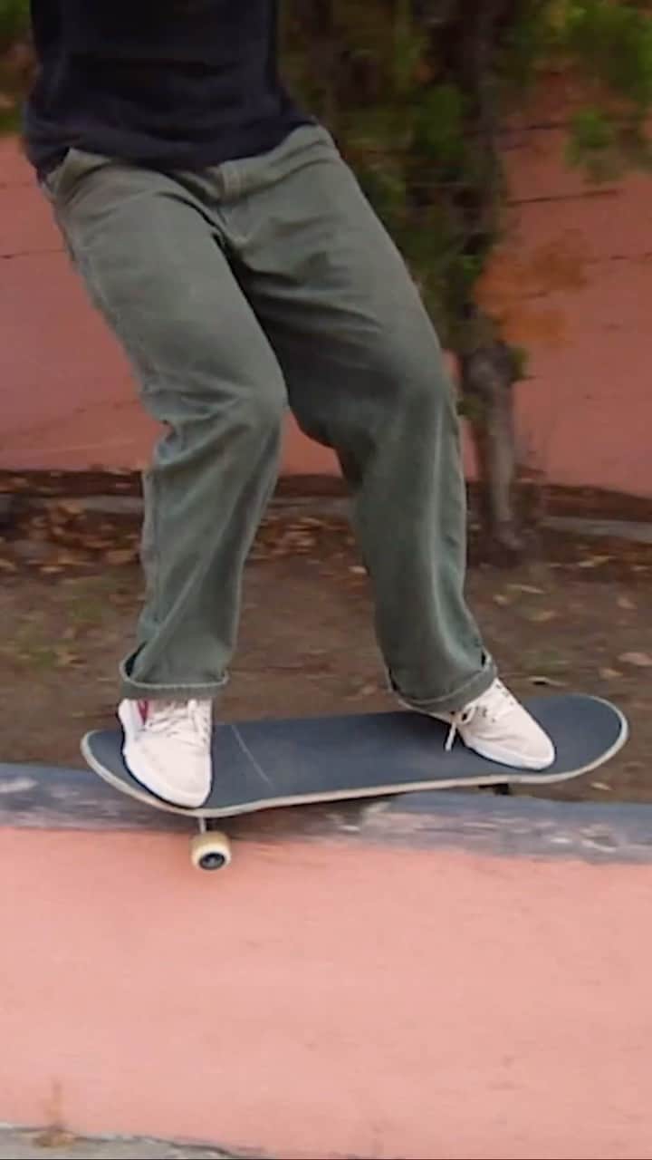 スラッシャーのインスタグラム：「🆕 @jackolson1 part for @realskateboards premieres this Friday ⏳」