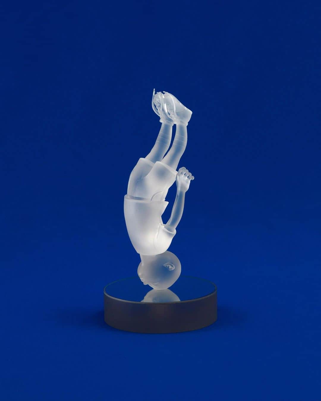 ジェームス・ジーンのインスタグラム：「A new Descendent! Lucid Dreamer by @jamesjeanart launches later this week.  For our first time-limited collaboration, we’ve spent the year perfecting a translucent incarnation of James’ serene falling figure.  First seen tumbling through flowers and clouds in an epic 2019 painting, Descendent represents ‘caught in between’ feelings of all kinds – up and down, east and west, dream and reality.  Resting on a mirrored glass pedestal the sculpture becomes illusory, weightless above its own reflection.  Available to all, for 7 days only, starting Thursday 12 October.  Link in bio to find out more and set a reminder.  📸 @josh.david.payne」