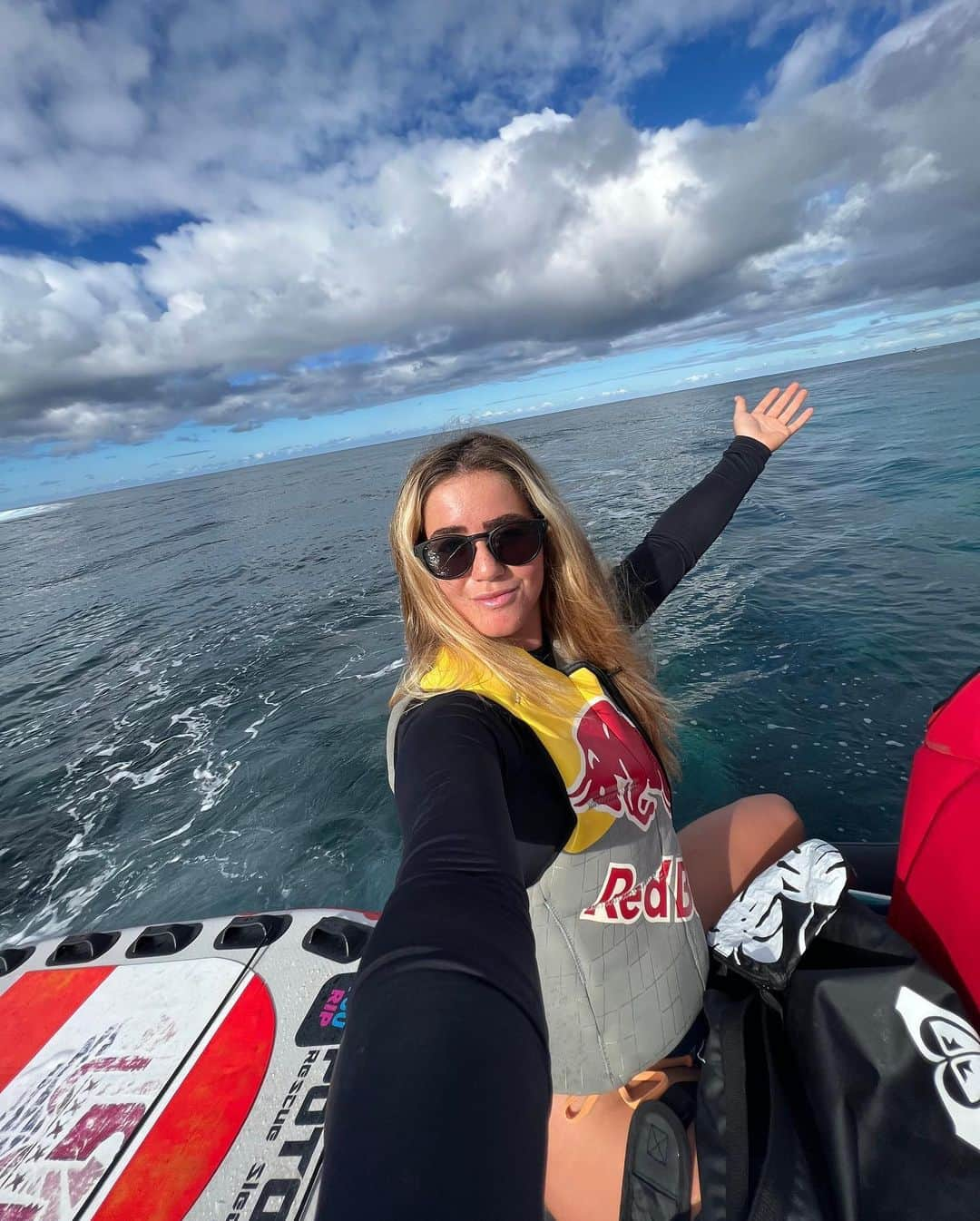 キャロライン・マークスさんのインスタグラム写真 - (キャロライン・マークスInstagram)「⚡Here's how  World Surf Champion, @caroline_markss, owns her mornings! ⚡  🏄‍♀️I get up at 7:30 AM to hit the morning waves (they are the best at this time in California!) But first, I get ready!  💄I am loving the @narsissist concealer ⚡I make sure to get a boost of energy with a morning @redbull  🌊It was a beautiful, sunny day today with the perfect water  ⛷️I jetski out to the deeper water to get even better waves 🏋️After surfing, I hit the gym to work on my training  👭🧑‍🤝‍🧑Once training is over, I grab some breakfast with some of my friends  🥑Avocado toast is my go-to breakfast these days. I love the energy and protein it gives me during a long training day !」10月11日 1時00分 - caroline_markss