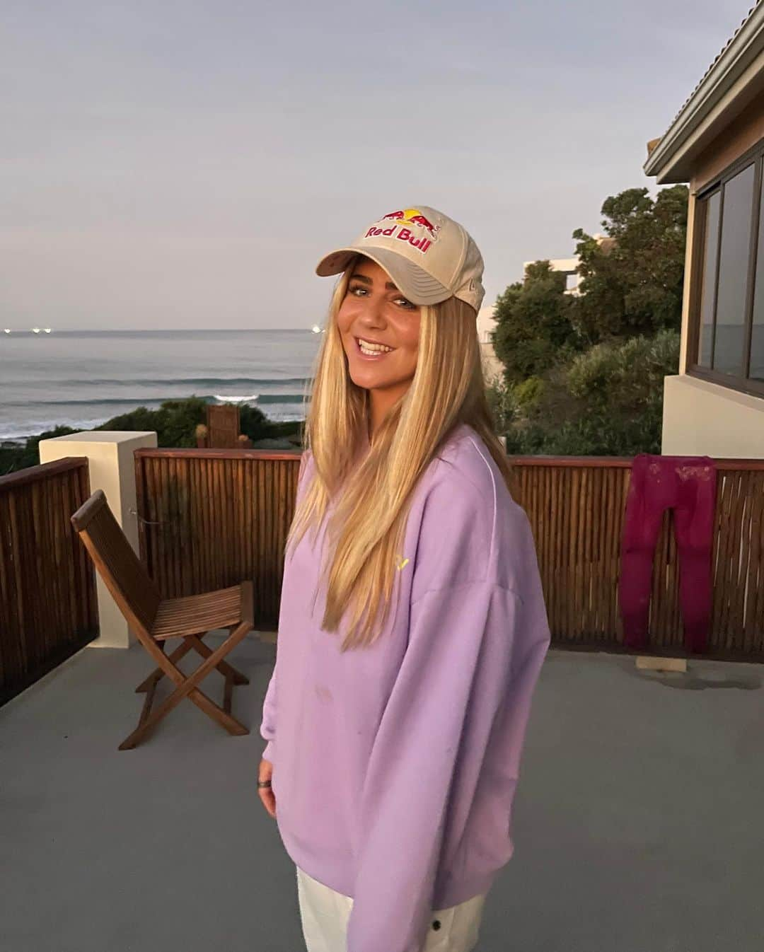 キャロライン・マークスさんのインスタグラム写真 - (キャロライン・マークスInstagram)「⚡Here's how  World Surf Champion, @caroline_markss, owns her mornings! ⚡  🏄‍♀️I get up at 7:30 AM to hit the morning waves (they are the best at this time in California!) But first, I get ready!  💄I am loving the @narsissist concealer ⚡I make sure to get a boost of energy with a morning @redbull  🌊It was a beautiful, sunny day today with the perfect water  ⛷️I jetski out to the deeper water to get even better waves 🏋️After surfing, I hit the gym to work on my training  👭🧑‍🤝‍🧑Once training is over, I grab some breakfast with some of my friends  🥑Avocado toast is my go-to breakfast these days. I love the energy and protein it gives me during a long training day !」10月11日 1時00分 - caroline_markss