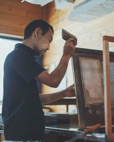 のインスタグラム：「Meet the Maker: Mikio Omori, Lacquer Artisan  Mr. Omori has devoted the past 25 years  to learning and perfecting the process of lacquering at INDEN.  Read more about his journey as an artisan via Link in Bio.」