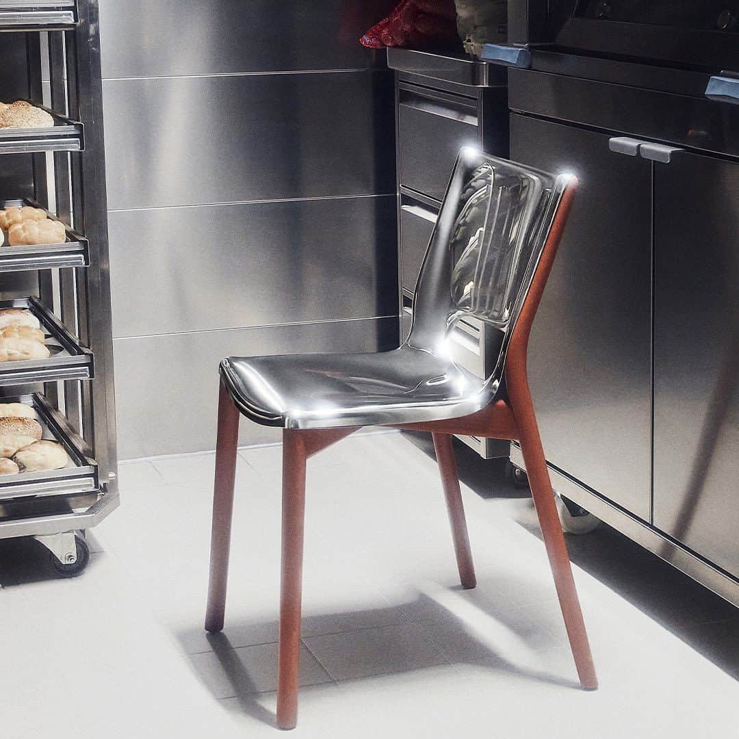 アレッシィさんのインスタグラム写真 - (アレッシィInstagram)「“The Poêle Chair elegantly embodies the most beautiful symptoms of human intelligence: humour and technology." Ph.S   The Poêle collection draws on Starck creativity and Alessi's unparalleled expertise in home and kitchen products and its highly technological work in metal.  #Alessi #PhilippeStarck #Starck #byStarck #Poele #design #chair #pan #elegant #metal #human #intelligence #humour  Photo by @pietro_cocco @bordel_studio」10月11日 1時02分 - alessi_official
