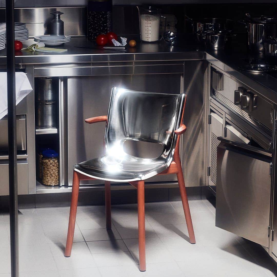 アレッシィのインスタグラム：「“The Poêle Chair elegantly embodies the most beautiful symptoms of human intelligence: humour and technology." Ph.S   The Poêle collection draws on Starck creativity and Alessi's unparalleled expertise in home and kitchen products and its highly technological work in metal.  #Alessi #PhilippeStarck #Starck #byStarck #Poele #design #chair #pan #elegant #metal #human #intelligence #humour  Photo by @pietro_cocco @bordel_studio」