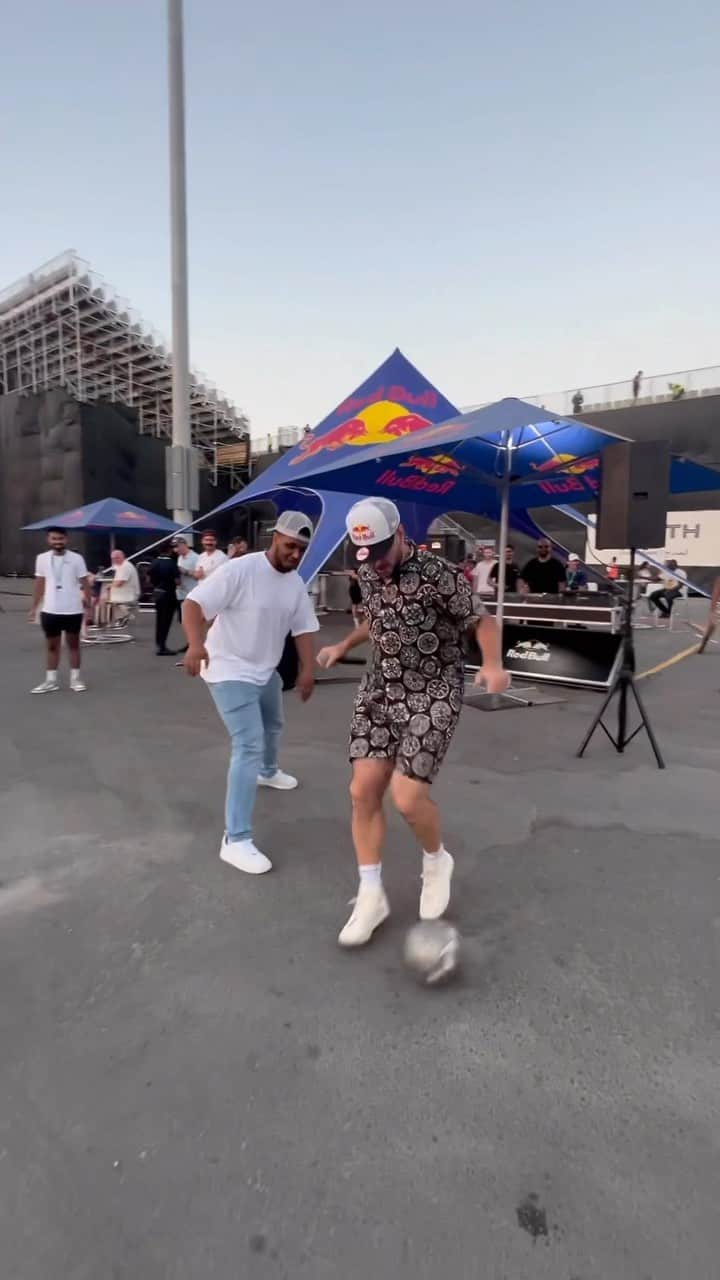 ショーン・ガルニエのインスタグラム：「DON'T PLAY THIIS GAME 🤣 #panna #nutmeg #fun #doha #qatar」