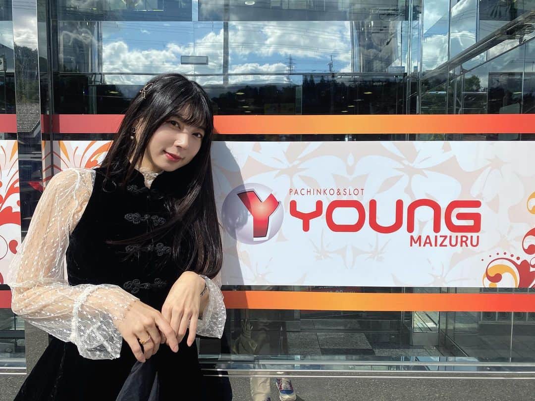 佐藤夢のインスタグラム：「3店舗リレー来店💕  舞鶴市ジャパン付近、綾部駅付近、綾部方面綾部ルネス病院付近🥳  １店舗目・舞鶴市ジャパン付近  お店ロゴとスタッフさん達の制服が新しくなり私も同じ気持ちで制服に合わせた衣装と身体の一部に隠れて🆕ロゴを手書きして、お店さんを一緒に盛り上げさせていただきました👏  スタッフの皆さんにひたすら見てみて〜って言う私に付き合ってくれてホント優しい😌  朝のお出迎えからスタートで常連様ともご挨拶もできて今回は、初めましてのお客様とも沢山仲良くしてもらえてファンの方も早くから駆けつけてくれたり、スタッフみなさんと一団となって過ごす事ができてとっても楽しかったです🤗  二店舗目・綾部駅付近  店長さんが不在かと思ったら駐車場でお庭の手入れをされてて、お休みにも関わらず素敵な行動力につい動画コラボまでしてもらいました♪🧹✨  そしてマイク挨拶ではスタッフさんも一緒になって『おはもんもん』してくれたりとホント皆さんの一生懸命な姿に佐藤も更に元気もりもりになって来店させていただけました😌  ファンの方も二店舗続けて応援しに来てくれてとっても嬉しかったです🤗  3店舗目・綾部方面綾部ルネス病院付近  ５ヶ月ぶりの来店にも関わらず常連様が覚えててくれたり、はじめましての方にもお声掛けしてもらえたり、、🥹スタッフ皆さんにも笑顔で出迎えていただきSNS用に仲良くお写真も撮っていただきました✌️  ファンの皆様は最後の最後まで一緒に回ってくれて少しの時間でも駆けつけてくれてファン対応の時間が少なくても温かく見守って応援してくれて本当に幸せです😌  三店舗リレー来店はお祭りみたいだし充実感達成感凄い感じられるけど移動中はほとんど休まずディレクターさんも休まず頑張ってます💪  そんな私たちについてきてくれて理解してくれて応援してもらえてるだけで本当に救われるし嬉しいです🥹  差し入れもありがとうございました！！  これからもずっと大好きな店舗様で皆さんに会えるようにこれからも頑張って行くので引き続き宜しくお願いします🤲🤲💕  新しいポスターにしてSNSのQRコードを付けてくれるようになったり大きなポスターで沢山店内に飾ってくれたりSNSでもいっぱい宣伝してくださったりいつも仲良くしていただき3店舗の皆様ありがとうございました😊💕  次回からは『隠れミッキー』ではなく！『隠れロゴ』を身体のどこかに忍ばせて来店する予定です✍️💋  SNSにアップするかしないかはまだ決めていないので、是非直接お店さんまで見に来てくれたら嬉しいです😆  もちろん！お写真もオッケーですよ🙆‍♀️  これまで無かった新しい企画❗️ もんもん悶々ドキドキな隠れロゴを見つけに愛にきてね😉💕  それではまた来月😏✨」