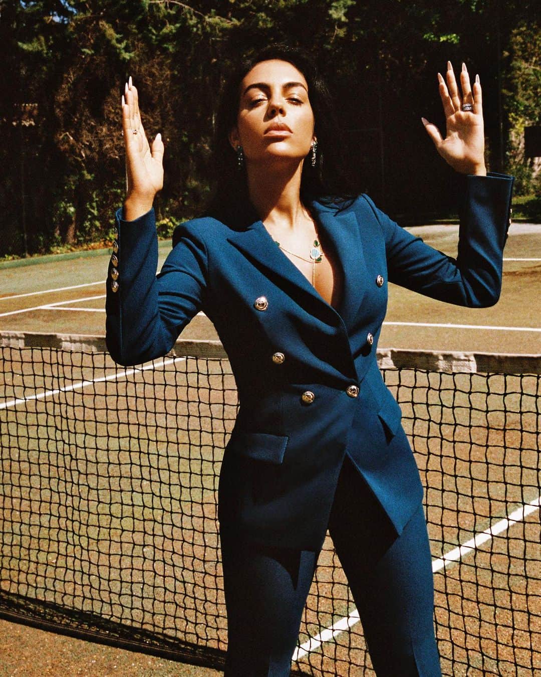 ゲスのインスタグラム：「@georginagio for @vogueportugal October Issue wearing @marciano. #Marciano #MarcianoMoment   Credits: Editor in Chief: @sofia.slucas Cover Art Direction: @jsantanagq Photography: @branislavsimoncik Styling: @karlagruszecka Model: @georginagio Hair: @serpiente.es Makeup: @fer.martinez.mk Production: @carolinadcnunes Photography assistant: Branislav Waclav. Special thanks to @eattasty.es Video: @ismaellj @goncalo_castelo_soares」