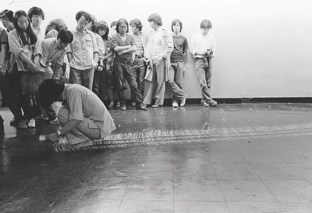 のインスタグラム：「Lee Kun-Yong (@leekunyong79) rose to prominence as a leading figure of the Korean avant-garde during a period when the country grappled with authoritarianism and repression of freedom of expression in the 1970s. Throughout his career, he has challenged conventional notions of art, emphasizing process and the ephemeral nature of human expression.  See the artist perform "Snail's Gallop" October 13 and 14. To join, meet in the exhibition gallery on Tower Level 5 at 2 pm. Free with museum admission. First come, first served.  Can't join? We will be streaming the performance on Instagram Live on Friday, October 13.   Learn more at the link in our bio. #ExperimentalArtInKorea ___ Pictured: Lee Kun-Yong, "Snail’s Gallop," 1979. Performance view, the seventh ST Exhibition, Dongguk Art Museum, Seoul, 1980. © Lee Kun-Yong. Photo: Gallery Hyundai. #LeeKunYong」