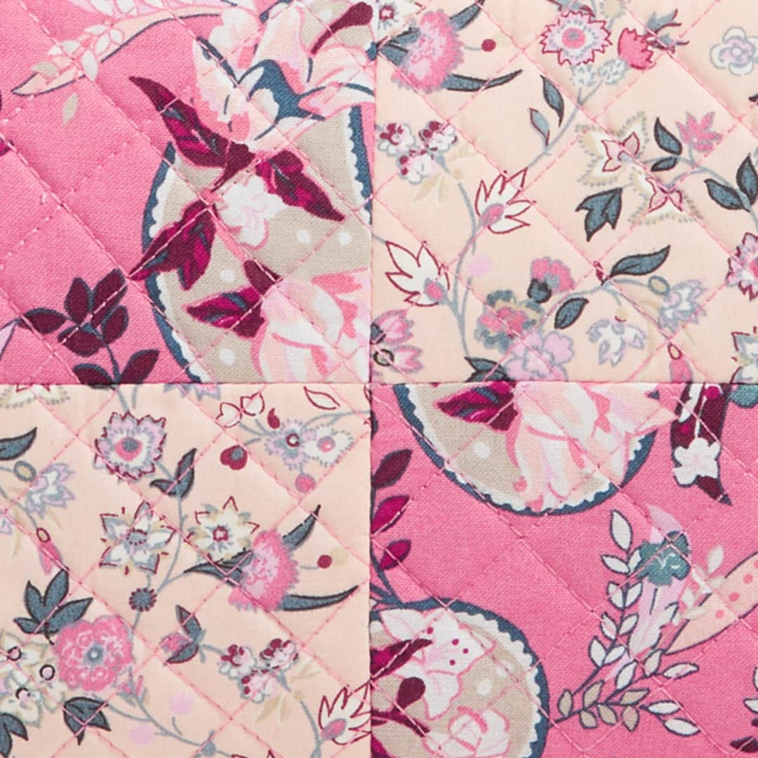 ヴェラブラッドリーのインスタグラム：「This perfect patchwork design combines Botanical Paisley Pink and Botanical Ditsy Pink. Carry this on-trend design and feel good that 20% of its purchase price is donated to the Vera Bradley Foundation for Breast Cancer to support life-saving research! @verabradleyfoundation  #breastcancerawareness #pattern #verabradley」