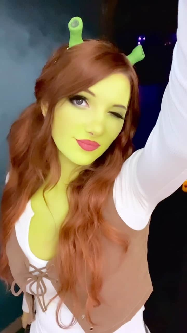 のインスタグラム：「Gonna make my everyday look consist of green bodypaint and Shrek ears from now on 😮‍💨🤌💚」