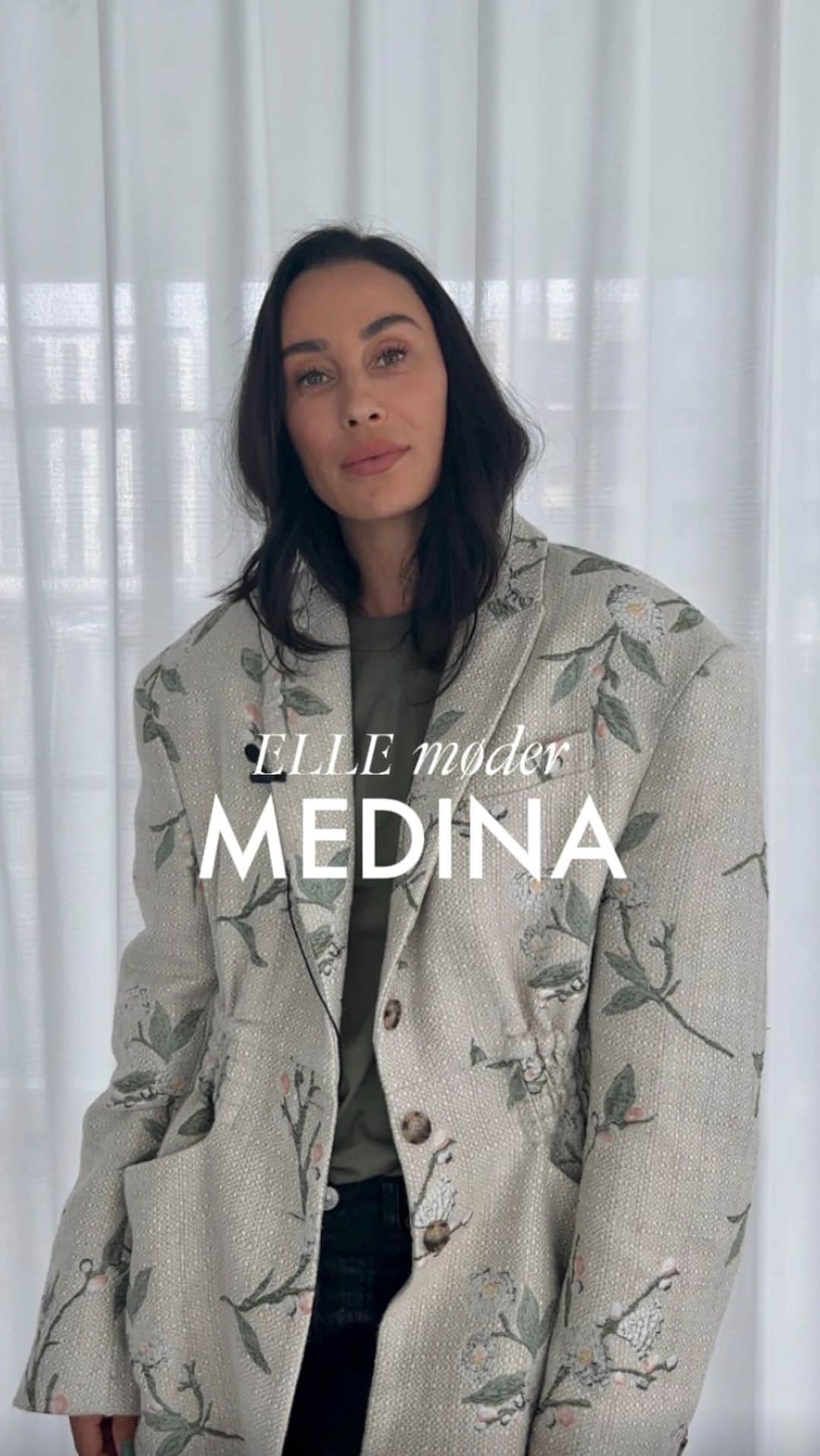 のインスタグラム：「Vidste du, at Medinas #KunForMig udkom præcis samme dag som det allerførste nummer af dansk #ELLE for 15 år siden? I den anledning mødte vi @officialmedinamusic til en lille snak om årene, der gået og hendes forestående arenakoncerter, der er popstjernens allerstørste til dato.」