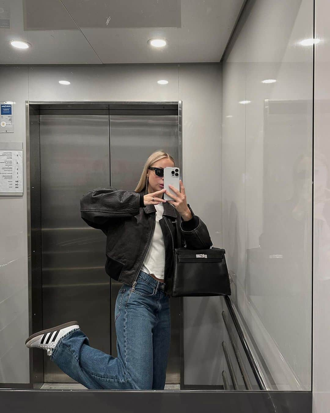 Victoria Törnegrenのインスタグラム：「Running on meetings all day look 🤍✌🏻」