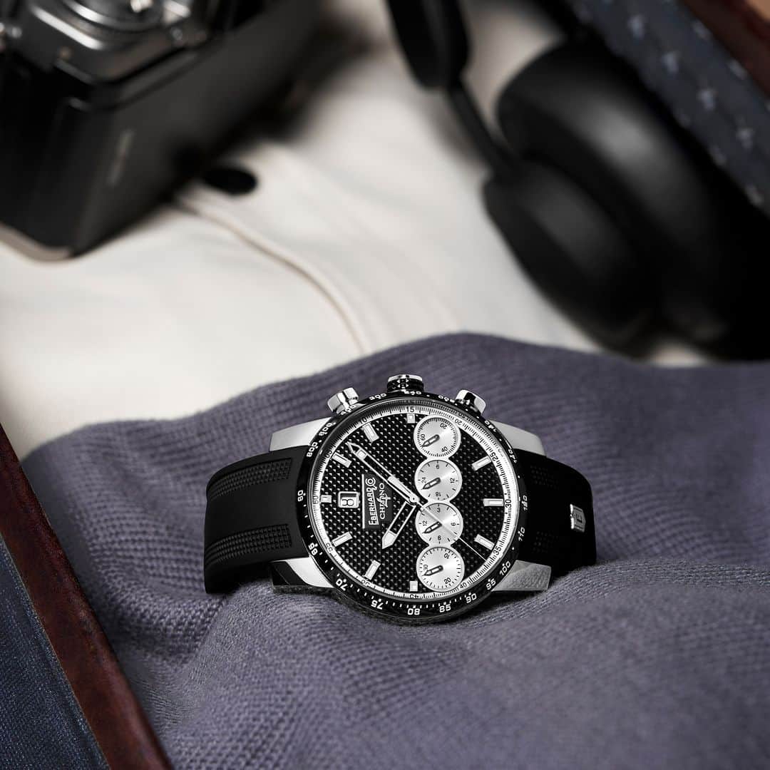 エベラールのインスタグラム：「Bring along the iconic and timeless charm of the timepiece that marked the new millennium.   #eberhard1887 #eberhard #eberhardwatches #chrono4 #menwatch #menstyle #swisswatches」