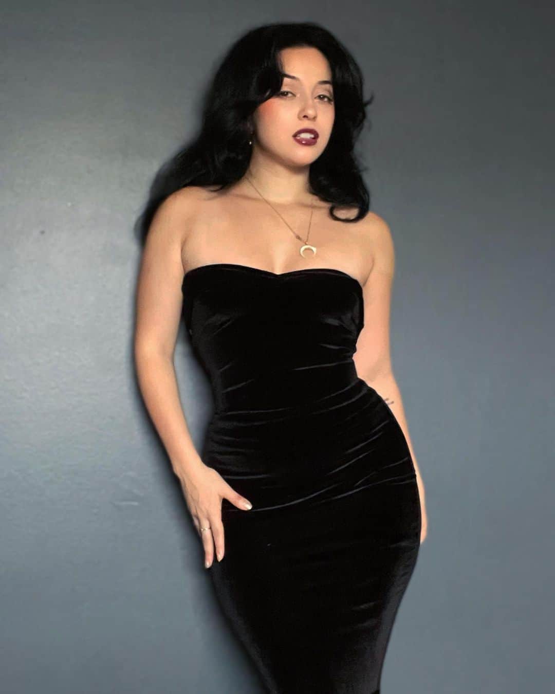 ジェシカ・ヴィルのインスタグラム：「Don’t torture yourself, Gomez. That’s my job 🥀 #goth #pinup #addamsfamily #morticiaaddams #halloween」