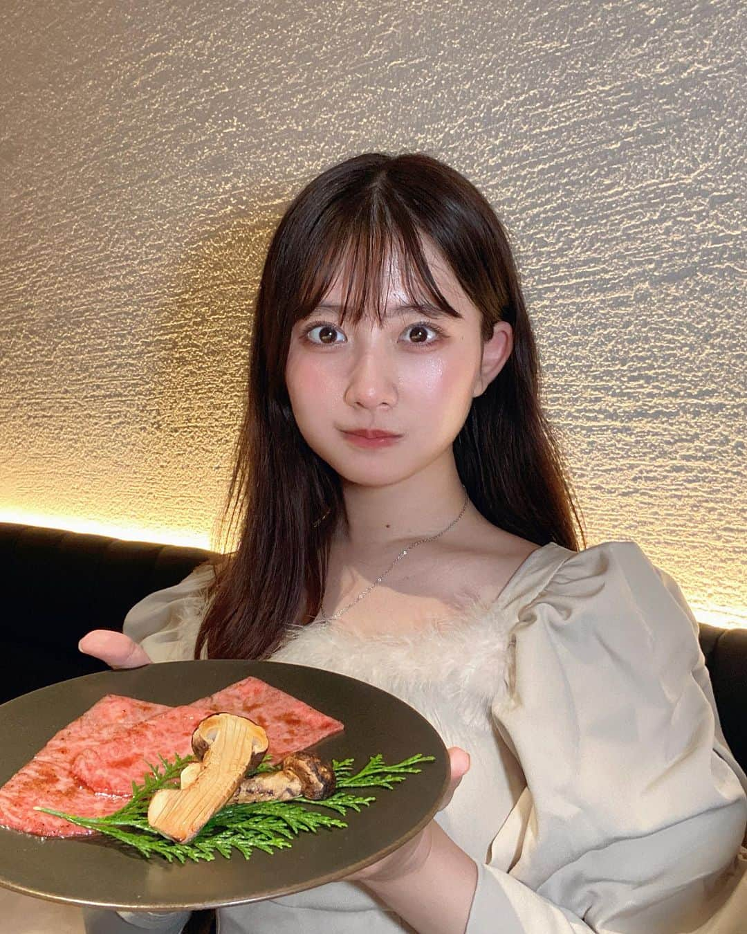 佐藤かれんさんのインスタグラム写真 - (佐藤かれんInstagram)「ちょっと前のおやすみに焼肉食べてきたの！！  匠のコースは、秋の具材いっぱいで幸せだった🍂  えーん書いてる今もお腹空いてきた🥲🥲笑  昔までキノコってあんまり好きじゃなかったんだけど最近おいしさが分かってきたよ〜〜大人になったのかな〜〜  とにかく全部美味しいからチェックしてみてね✌  #PR  #うしごろ #うしごろ池袋 #池袋グルメ #池袋カフェ #池袋 #池袋焼肉 #焼肉 #都内焼肉 #秋の味覚 #amerge #おなかすいた」10月11日 1時29分 - berobero_baaa