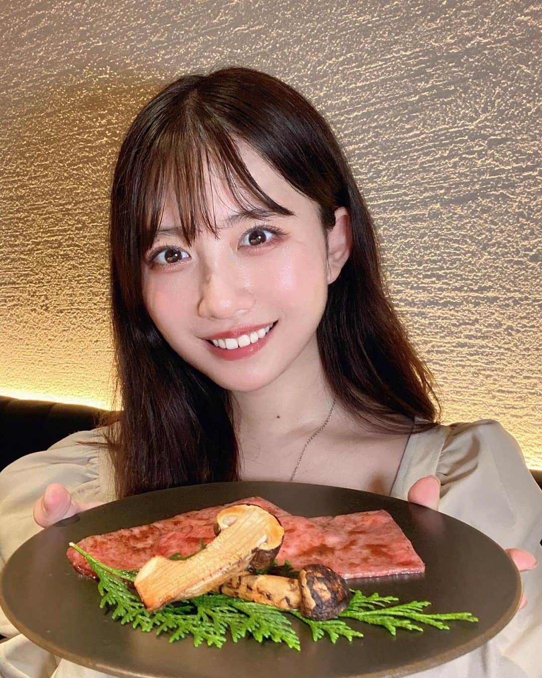 佐藤かれんさんのインスタグラム写真 - (佐藤かれんInstagram)「ちょっと前のおやすみに焼肉食べてきたの！！  匠のコースは、秋の具材いっぱいで幸せだった🍂  えーん書いてる今もお腹空いてきた🥲🥲笑  昔までキノコってあんまり好きじゃなかったんだけど最近おいしさが分かってきたよ〜〜大人になったのかな〜〜  とにかく全部美味しいからチェックしてみてね✌  #PR  #うしごろ #うしごろ池袋 #池袋グルメ #池袋カフェ #池袋 #池袋焼肉 #焼肉 #都内焼肉 #秋の味覚 #amerge #おなかすいた」10月11日 1時29分 - berobero_baaa