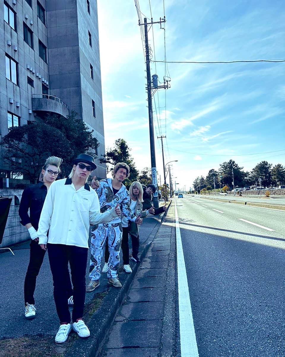 のインスタグラム：「おはようございます。 ＃映画OUT オフショット ＃醍醐虎汰朗 ＃與那城奨（JO1） ＃大平祥生（JO1） ＃小柳心 ヒッチハイクしてる風」