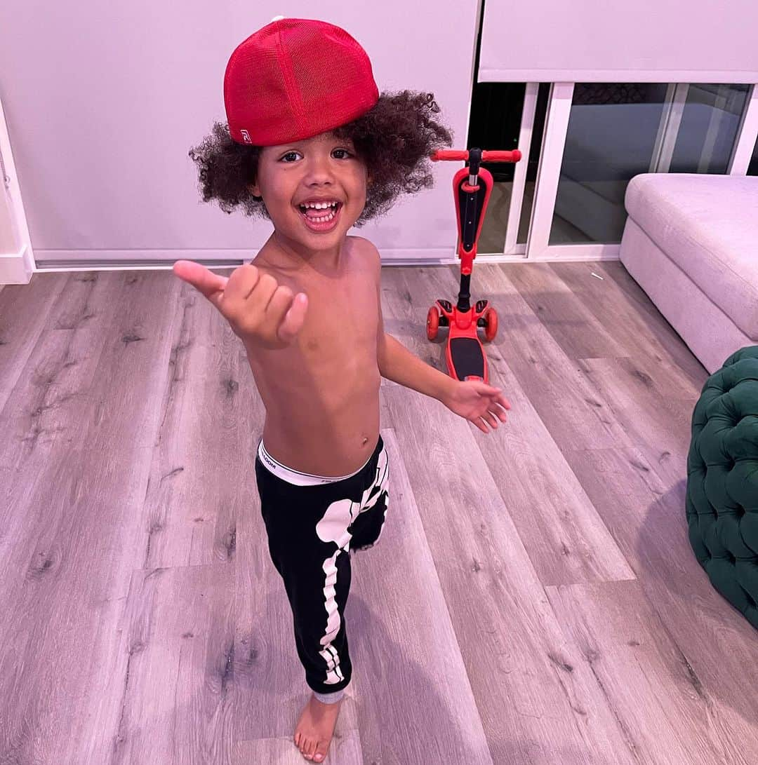 アンバー・ローズのインスタグラム：「Happy birthday to my beautiful, smart, sweet, funny, charismatic baby boy!!!! He’s 4 years old today! How time flies 😩 We Love you so much Slash! You’ve brought so much joy and happiness into our lives! It’s been so much fun being your Mama. Your snuggles, hugs and kisses brings me so much joy! I Love you kiddo to the moon and back 😍😘🤗」