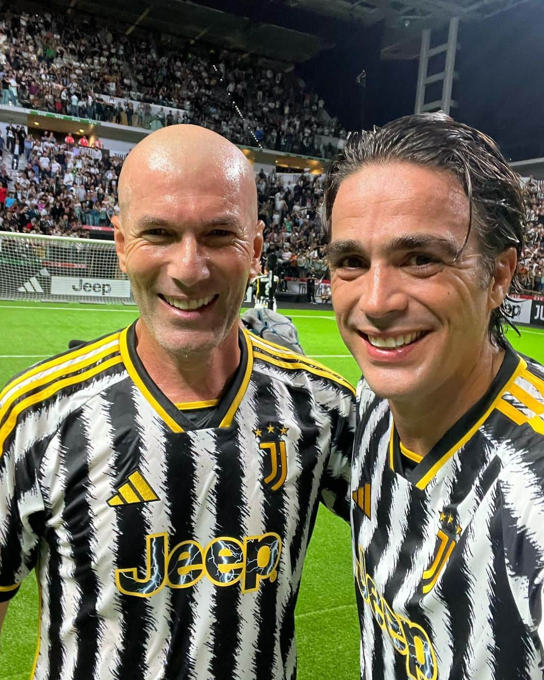 アレッサンドロ・マトリのインスタグラム：「CHE SERATA…. CHE CAMPIONI… CHE ONORE !!! GRAZIE A TUTTI I TIFOSI PER L’AFFETTO… ❤️ E  SOPRATTUTTO GRAZIE @juventus」