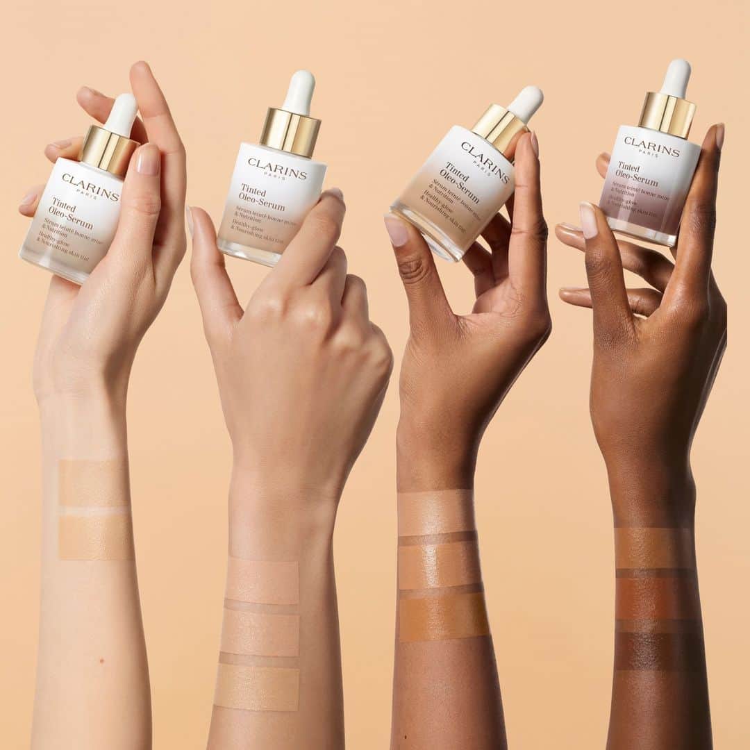 Clarins Australiaのインスタグラム：「Our breathable skin tint is almost here 👏 Made from a blend of mineral pigments for a barely-there veil of colour, the formula contains 98% ingredients of natural origins!⁣ ⁣ #ClarinsTintedOleoSerum⁣ #FlawlessComplexion #NotJustASkinTint」
