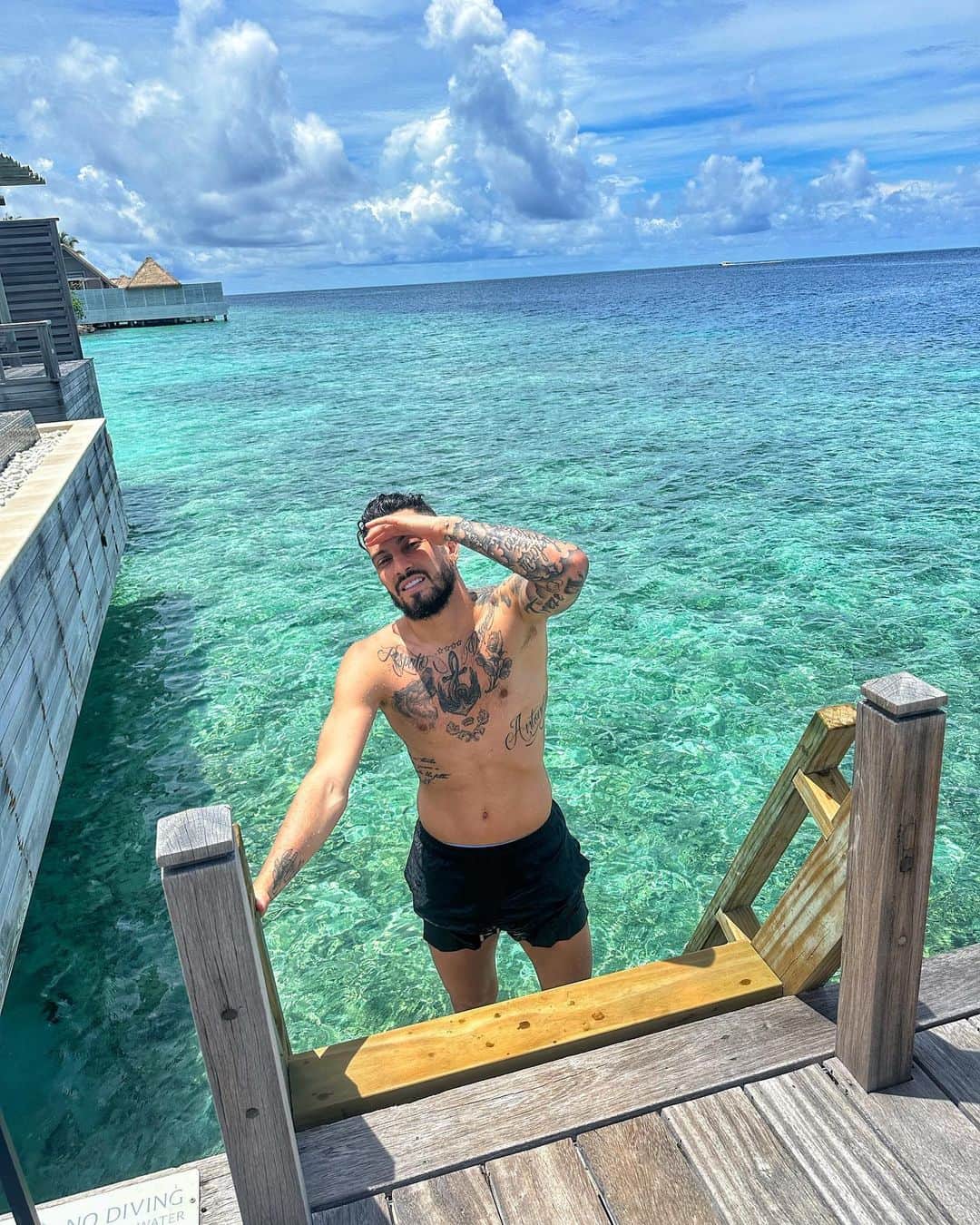 アレックス・ニコラオ・テレスのインスタグラム：「🇲🇻🔋🌿🏝️」