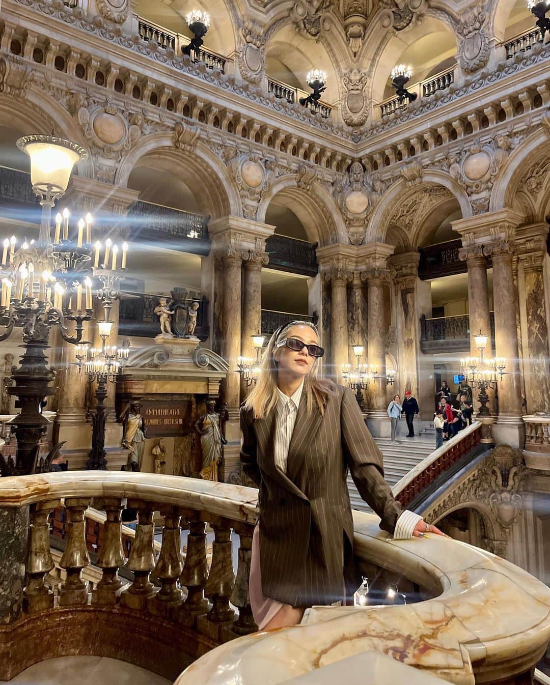 Unaのインスタグラム：「オペラ座ガルニエ宮ツアー🏰 これぞパリと思えるクラッシックで華やかな建築と歴史が生み出す空気感🇫🇷ため息がでる美しさ😮‍💨次は絶対バレエ鑑賞したい🩰」