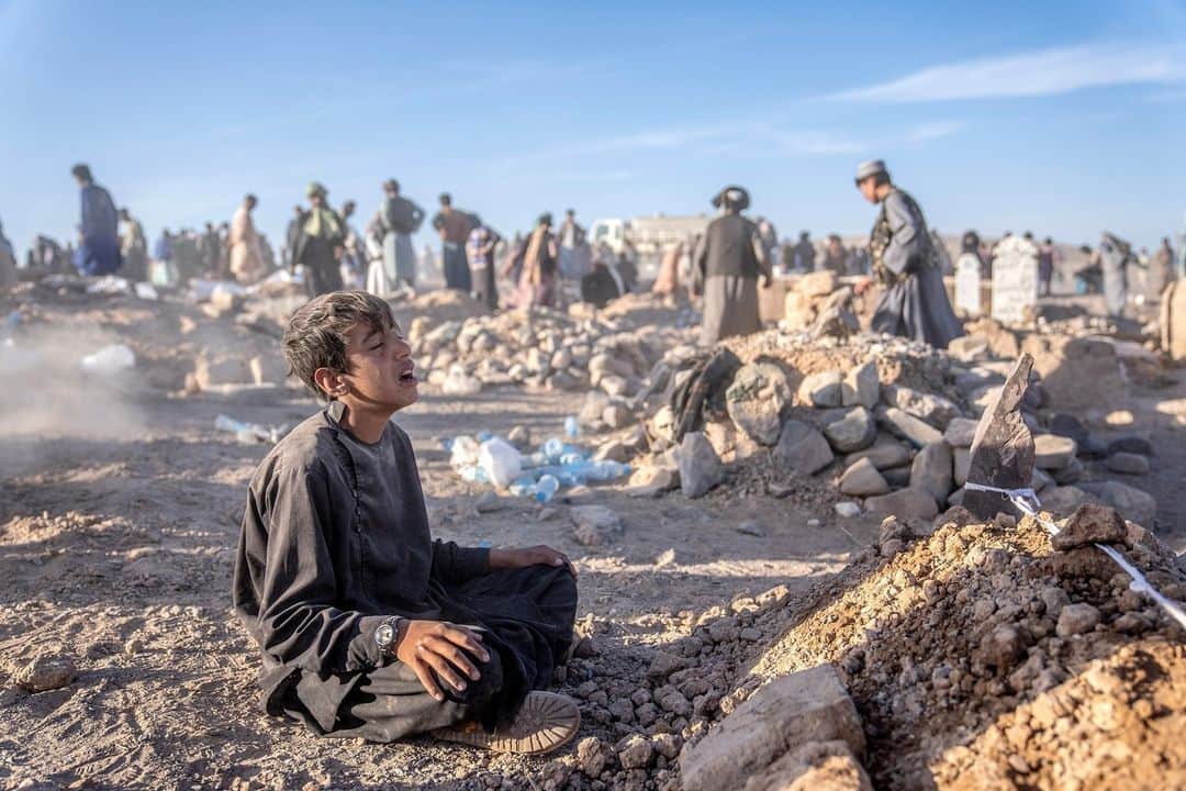 TIME Magazineのインスタグラム：「At least 2,400 people were killed and 9,000 more were injured after a 6.3 magnitude earthquake struck Western Afghanistan on Saturday.   Eight aftershocks also hit the country, severely impacting vulnerable communities with poorly constructed homes. Health care facilities are also overwhelmed and under equipped by the number of people needing treatment.   Since the Taliban’s takeover in summer 2021, many international aid organizations have greatly reduced their operations in the country, making the population even more vulnerable to natural disasters. Only a handful of countries have publicly offered support in the aftermath of the disaster, including China and Pakistan, because many countries refuse to deal directly with the Taliban.  Find ways to help at the link in bio.  Photographs by Ebrahim Noroozi—AP (1, 2, 5); Mohsen Karimi—AFP/Getty Images (3); Ali Khara—Reuters (4)」