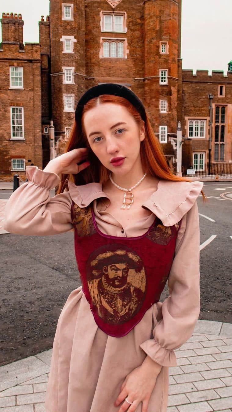 ベッキー・クルーエルのインスタグラム：「The Mysterious Disappearance of Anne Boleyn’s B Necklace 📿  For centuries folks have wondered where this iconic piece of jewellery has gone - was it destroyed, lost to time, or did it even ever exist? 💭  🏰 When Anne was executed 486 years ago, Henry the 8th made it his mission to have all images of the former Queen destroyed too. However many subsequent portraits painted in her living memory show her wearing a variety of personalised jewellery which was popular at the time - her B necklace, an AB pendant, and an A pendant  🌬 All pieces seem to vanish - except for one which emerges after her death - her A pendant is shown worn by her only daughter, the future Queen Elizabeth the First, leading the assumption that the rest of her jewels were passed on to her daughter too.  But what of the other jewels? 💎 Well, fast forward to the modern day, and the most important piece of royal adornment - Queen Elizabeth II’s Imperial State Crown - features large rare pearls. The Royal Family’s own records lead them to believe that these pearls were inherited from Queen Elizabeth I herself - could these be the famous pearls once seen around Anne’s own neck? 👑」