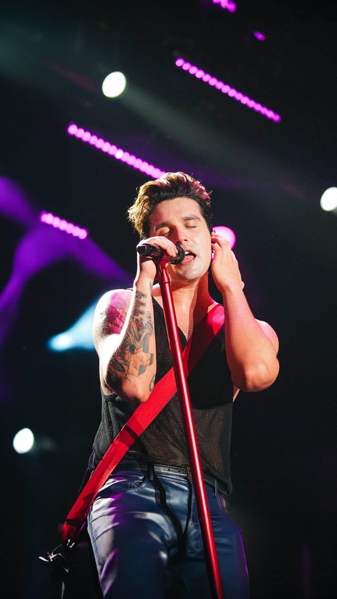 ルアン・サンタナのインスタグラム：「O Luan City Festival é de todo mundo!🤩 É dos apaixonados, dos fiéis e até dos bagaceiros!😎  Não importa o seu estilo, o importante é curtir cada segunda da noite mais mágica de 2023! 😛  Vemmmmmmm, LCF! A gente não vê a hora! ⏳  Vem ser feliz no Luan City Festival!💜💜💜  👑 Luan City Festival 🔸Porto Alegre (RS) | 14.10 (sábado)  ✨ Ingressos 🎫 ticket360.com.br  ✨ Atrações confirmadas 💜Luan Santana ▸ Jorge e Mateus ▸ João Gomes ▸ Guilherme & Benuto  #LuanCityFestival #LuanSantana #PortoAlegre #JorgeeMateus #JoaoGomes #GuilhermeeBenuto」