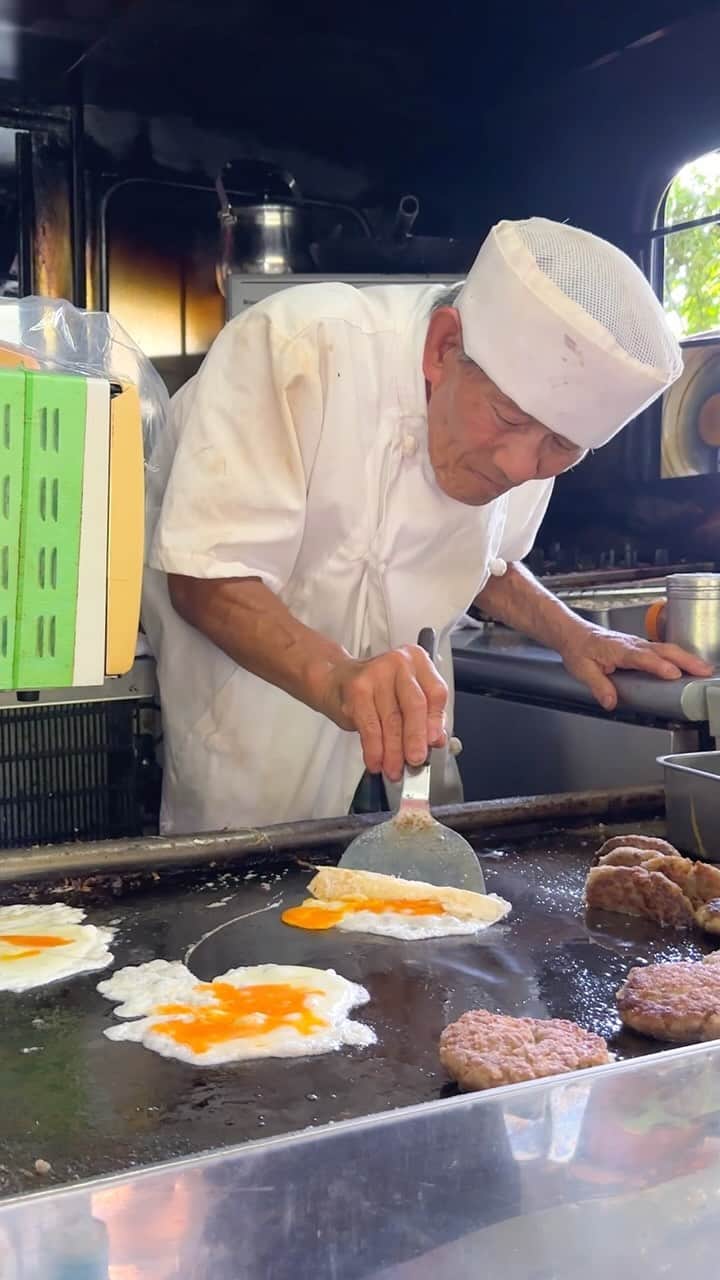 Earth Picsのインスタグラム：「@yuuuuto38 The cheapest and most delicious long-established hamburger shop in Japan run by a grandfather for 50 years Everyday people line up for homemade hot dog style hamburgers that you can buy from only 300 yen!  📍 Fukuoka Imaya Hamburger West Park Main Store  🎥 @yuuuuto38」