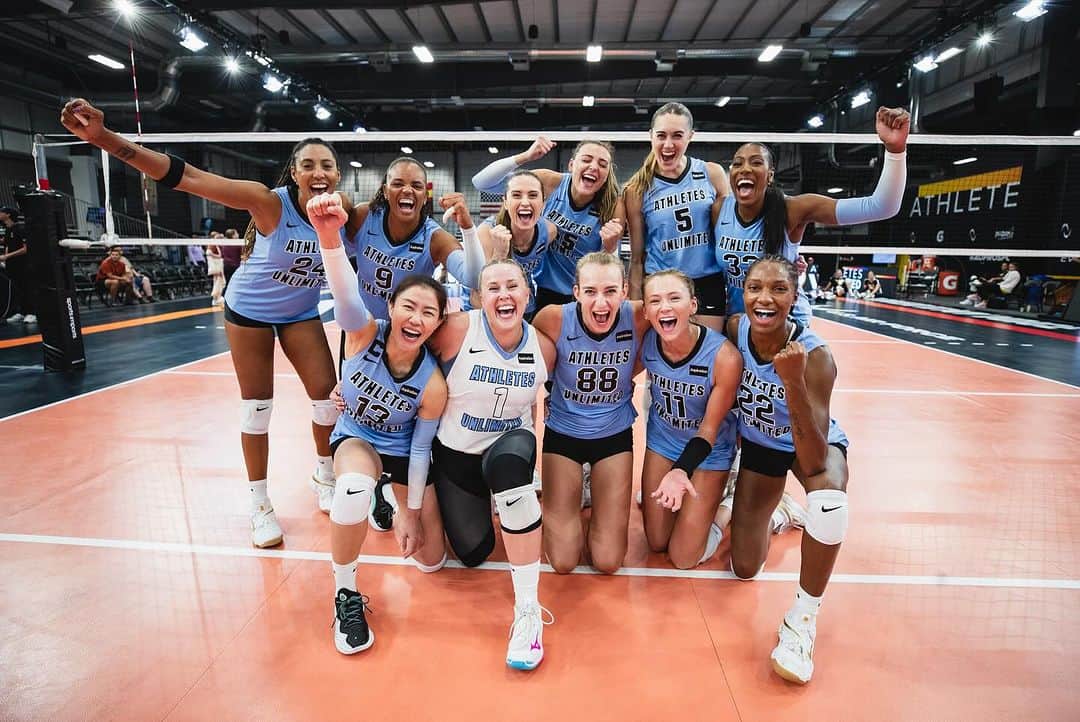 ヌットサラ・トムコムのインスタグラム：「1st week done ✅  Great job to all the girls! 🙌🏻💙  - 1st match was a bang 💥 - 2nd match we fought till the end and won it 💪 - 3rd match we can blame on our luck 😜  Team Blue - let's do somethinggggg 🤣🤣🤣  #AUVB #Season3  @auprovolleyball  @auprosports」