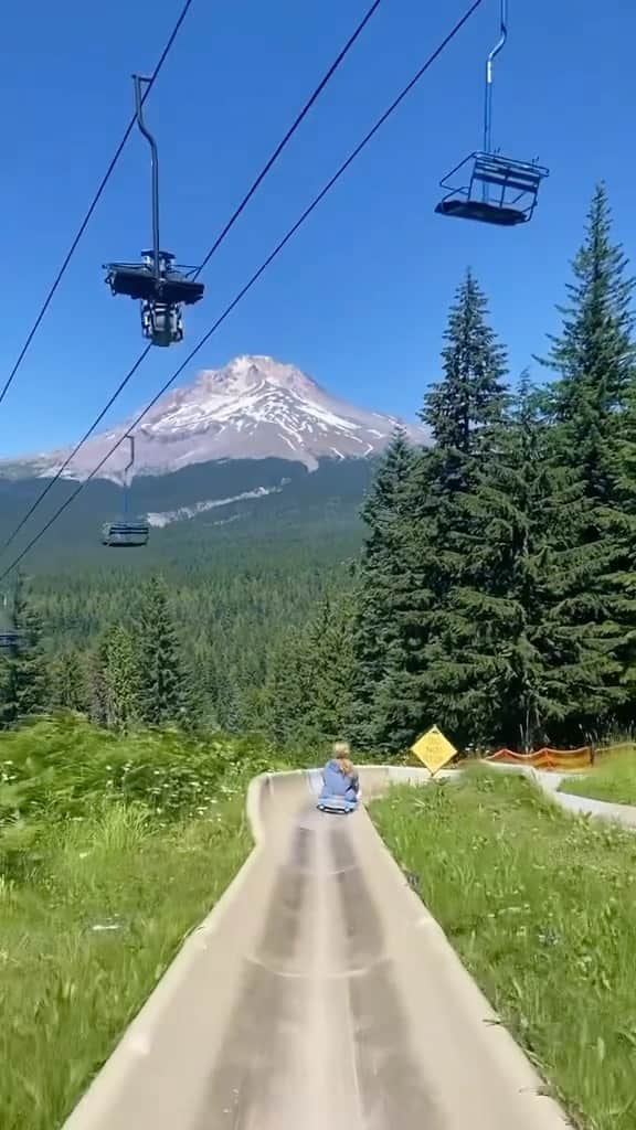 Live To Exploreのインスタグラム：「Discovering a thrilling ride and stunning views via @gracedinkins_! 😍  💡An alpine slide is an amusement park attraction that consists of a long, winding track that descends a hill. Riders sit on small sleds or karts and slide down the track, using a brake to control their speed. Alpine slides are typically found in mountain resorts, but they can also be found in some other amusement parks.  Sharing is caring! Spread the travel inspiration by sharing this post with your fellow explorers!😍  🎥 : @gracedinkins_ 📍: Alpine Slide, Oregon, USA」