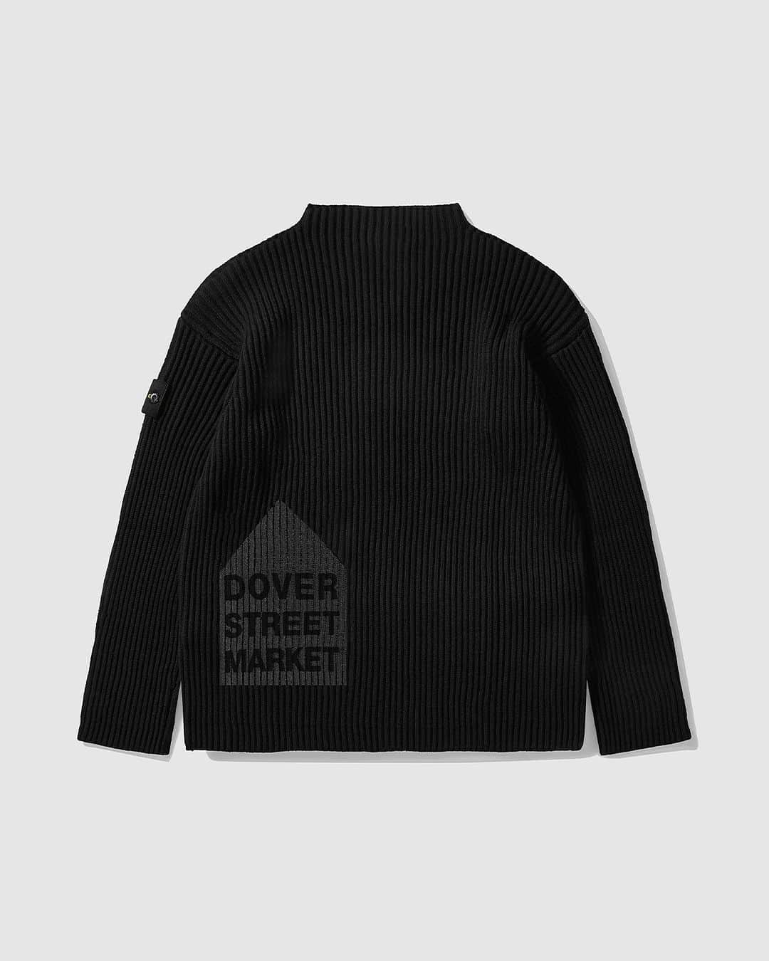 DOVER STREET MARKET GINZAさんのインスタグラム写真 - (DOVER STREET MARKET GINZAInstagram)「STONE ISLAND | DOVER STREET MARKET⁠ ⁠ The special capsule is all black and features a serigraphic Dover Street Market print offset under the iconic Stone Island badge.⁠ ⁠ The 20 piece collection features - amongst others - coats made in Garment Dyed David-TC, the iconic fabric, born from the Stone Island research, and monochromatic Ghost pieces.⁠ ⁠ Available at Dover Street Market London on 12 October 2023, housed within a special in-store installation, featuring an army of statues in deep black - a colour so black that it absorbs over 99% of light. ⁠ ⁠ Available at Dover Street Market Ginza on 14 October 2023. An installation of archival Pure Metal Shell jackets will be housed in the store’s iconic Elephant Space. ⁠ ⁠ Visit the Dover Street Market website to enter the raffle.⁠ ⁠ @stoneisland_official⁠ @doverstreetmarketlondon⁠ @doverstreetmarketginza」10月11日 2時00分 - doverstreetmarketginza