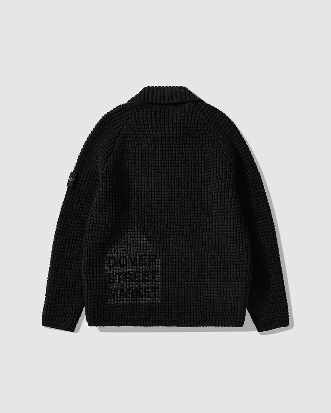 DOVER STREET MARKET GINZAさんのインスタグラム写真 - (DOVER STREET MARKET GINZAInstagram)「STONE ISLAND | DOVER STREET MARKET⁠ ⁠ The special capsule is all black and features a serigraphic Dover Street Market print offset under the iconic Stone Island badge.⁠ ⁠ The 20 piece collection features - amongst others - coats made in Garment Dyed David-TC, the iconic fabric, born from the Stone Island research, and monochromatic Ghost pieces.⁠ ⁠ Available at Dover Street Market London on 12 October 2023, housed within a special in-store installation, featuring an army of statues in deep black - a colour so black that it absorbs over 99% of light. ⁠ ⁠ Available at Dover Street Market Ginza on 14 October 2023. An installation of archival Pure Metal Shell jackets will be housed in the store’s iconic Elephant Space. ⁠ ⁠ Visit the Dover Street Market website to enter the raffle.⁠ ⁠ @stoneisland_official⁠ @doverstreetmarketlondon⁠ @doverstreetmarketginza」10月11日 2時00分 - doverstreetmarketginza