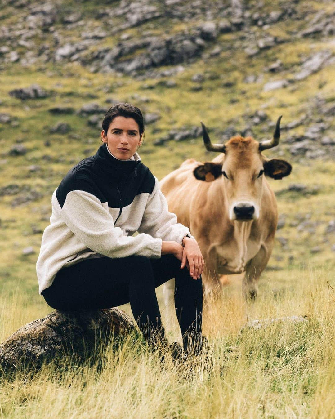 Oyshoのインスタグラム：「Conquer yourself.   Discover the new AW23 Mountain Collection.   Director: @jamiemuirfilms DOP: @nilozimmermann Photographer: @colettederkinderen Model & athlete: @eevalioni Location📍: Somiedo Natural Park, Asturias (Spain) . . . #oysho #newcollection #newin」