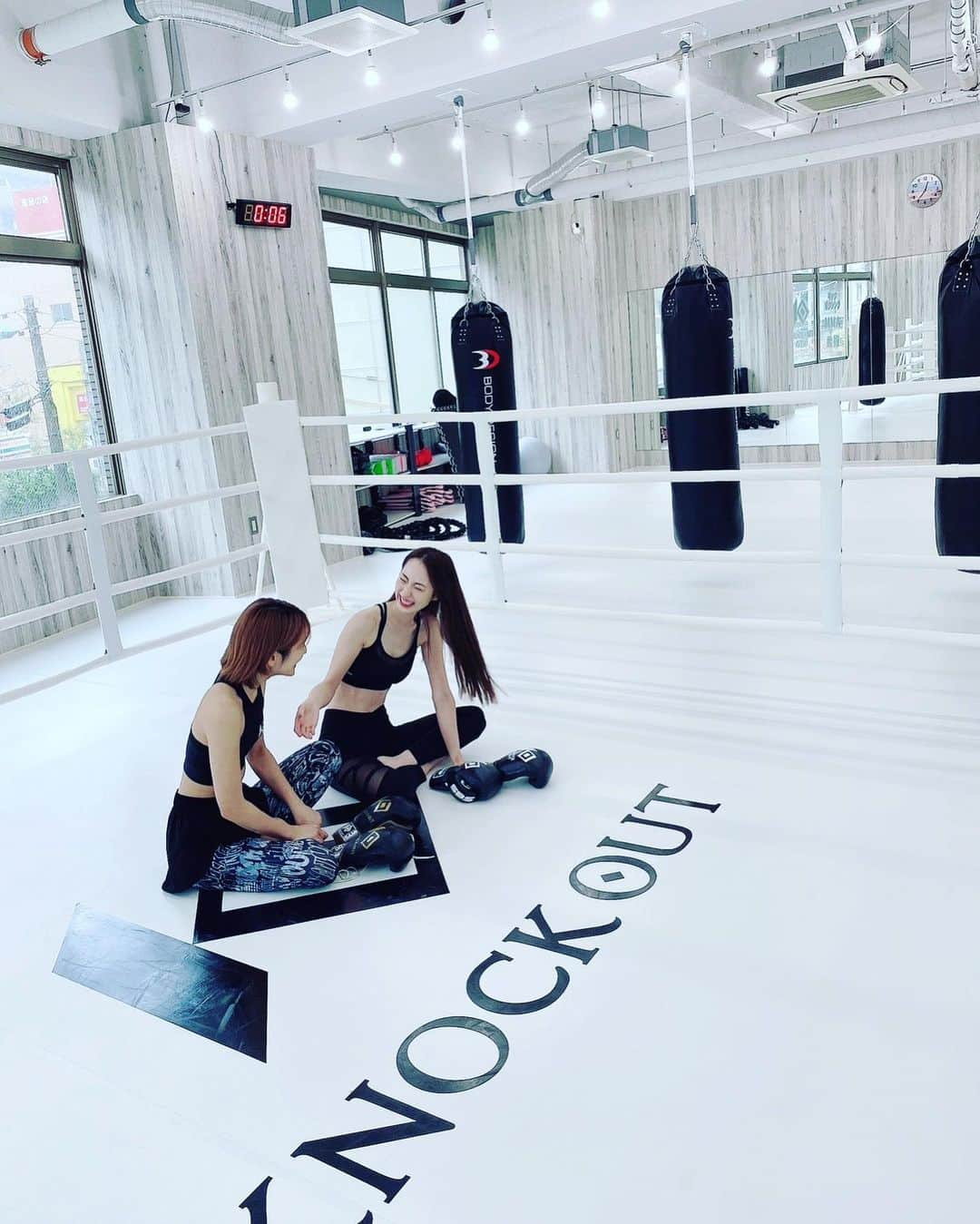 来栖うさこさんのインスタグラム写真 - (来栖うさこInstagram)「. . . ||◤　　　　　　　 　　　　　◥|| 　KNOCKOUT GYM高幡不動 ||◣　　　　　　　 　　　　　◢||  遊びに行ってきましたああ！！✨ やっぱり身体を動かすって楽しい🥰  コーチングして貰えるから 初心者でも安心…👊❤️‍🔥  自分が実際に動いてみてから キックボクシングの試合見ても また見方が変わって面白いよね😚🌈  📍 東京都日野市高幡1008-9 グラシア高幡不動2F  #高幡不動 #knockoutgym #lookgoodfeelgood #feeltheburn #nopainnogain #workout #cardio #gym #fitlife #trainhard #noexcuses」10月11日 2時06分 - kurusu_usako