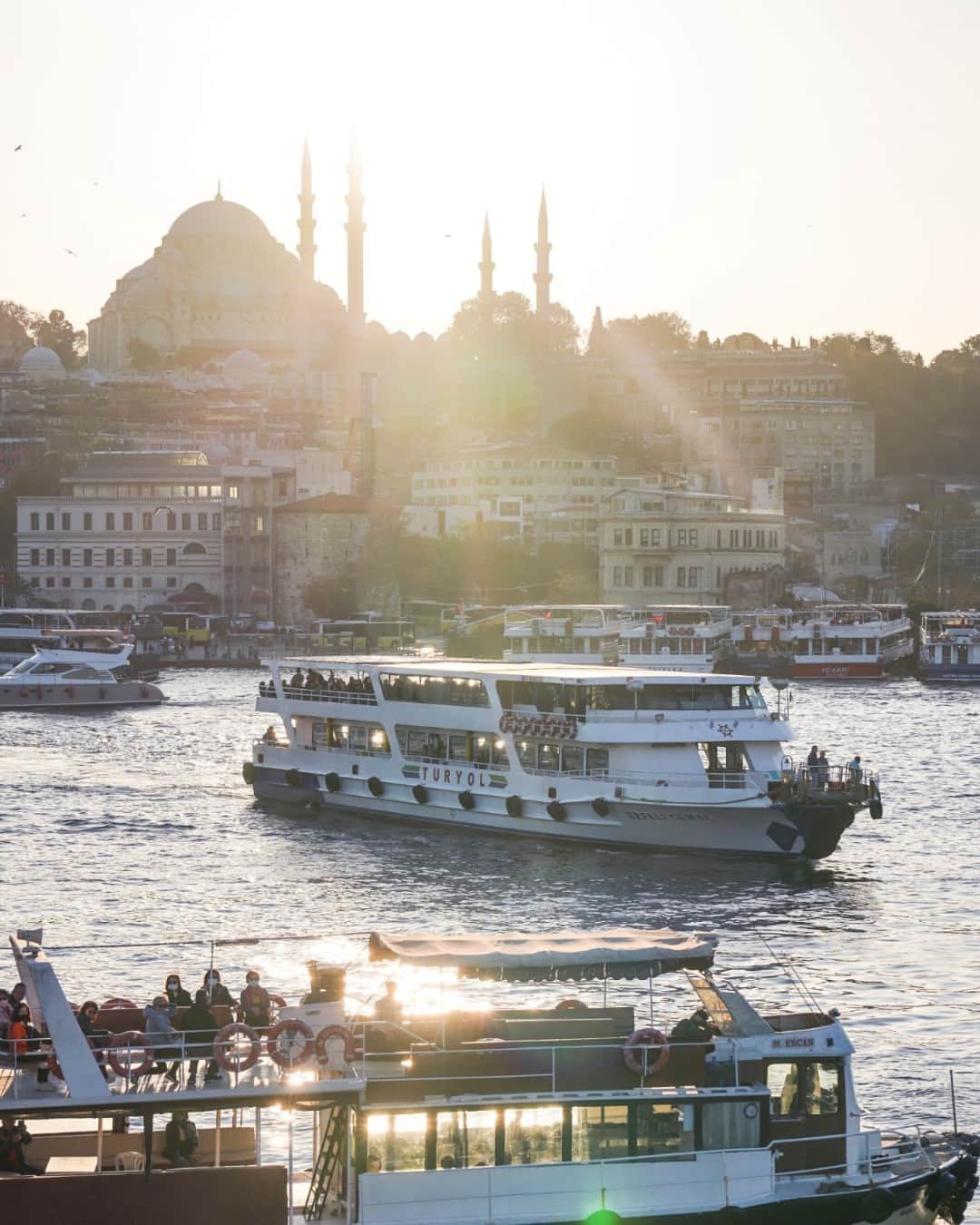 The Peninsula Hotelsのインスタグラム：「There’s nothing quite like the golden light streaming across the Bosphorus and the picturesque Old Town, as captured at @thepeninsulaistanbulhotel.」