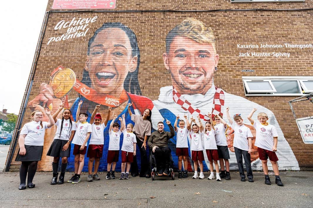 カタリーナ・ジョンソン・トンプソンさんのインスタグラム写真 - (カタリーナ・ジョンソン・トンプソンInstagram)「Loved unveiling this mural at my old primary school, St Marks, to launch @BritishGas’ exciting 5-year partnership with @TeamGB & @ParalympicsGB. Together, we’ll reach up to 1 million children & families to inspire the next generation to learn more about how we can be more energy efficient.  🎨🖌️ @paulcurtisartwork」10月11日 2時11分 - johnsonthompson