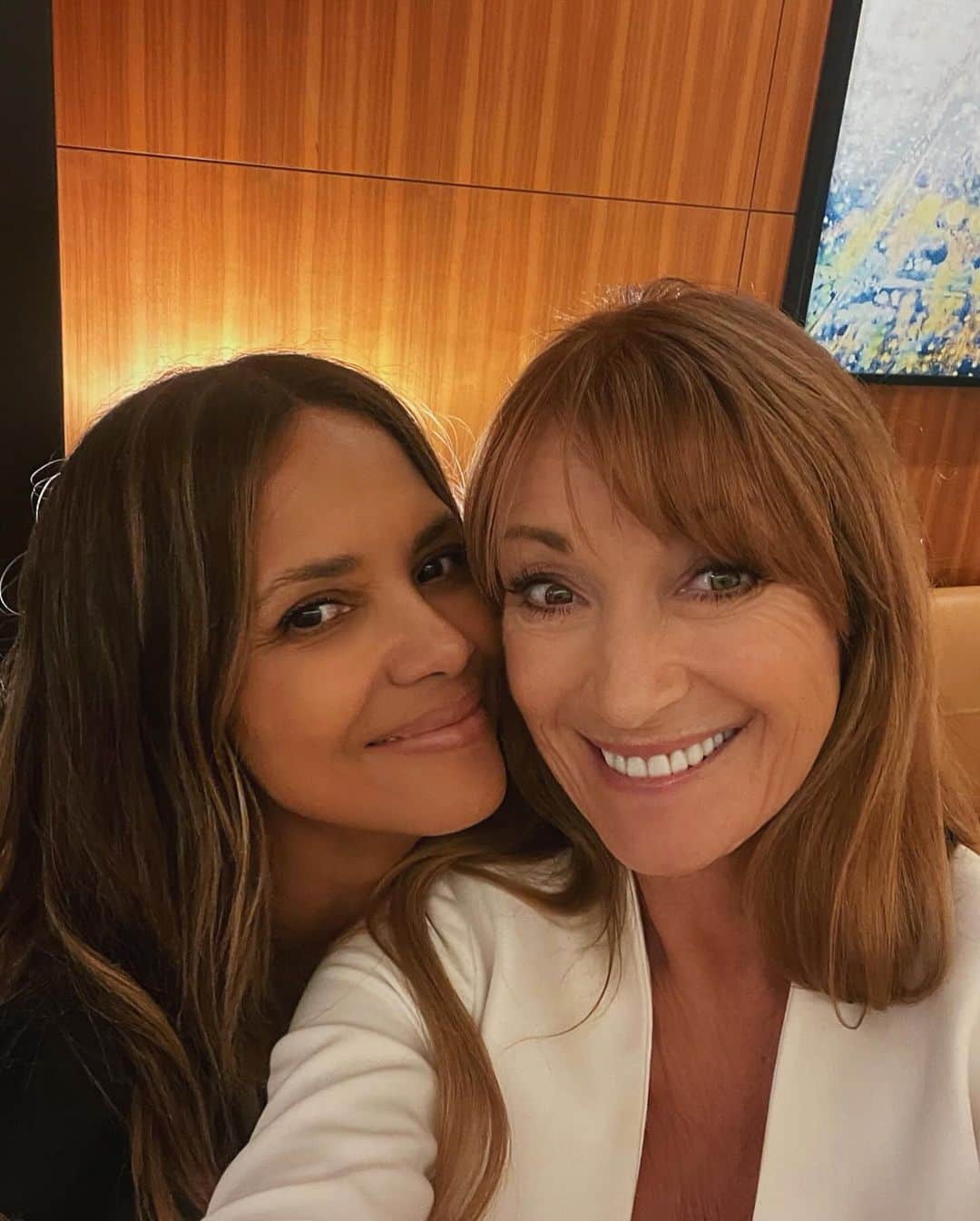 ジェーン・シーモアのインスタグラム：「Just here with the talented and stunning @halleberry! 🤩 She spoke brilliantly about menopause at a @ucla conference. So proud of her! 💖」