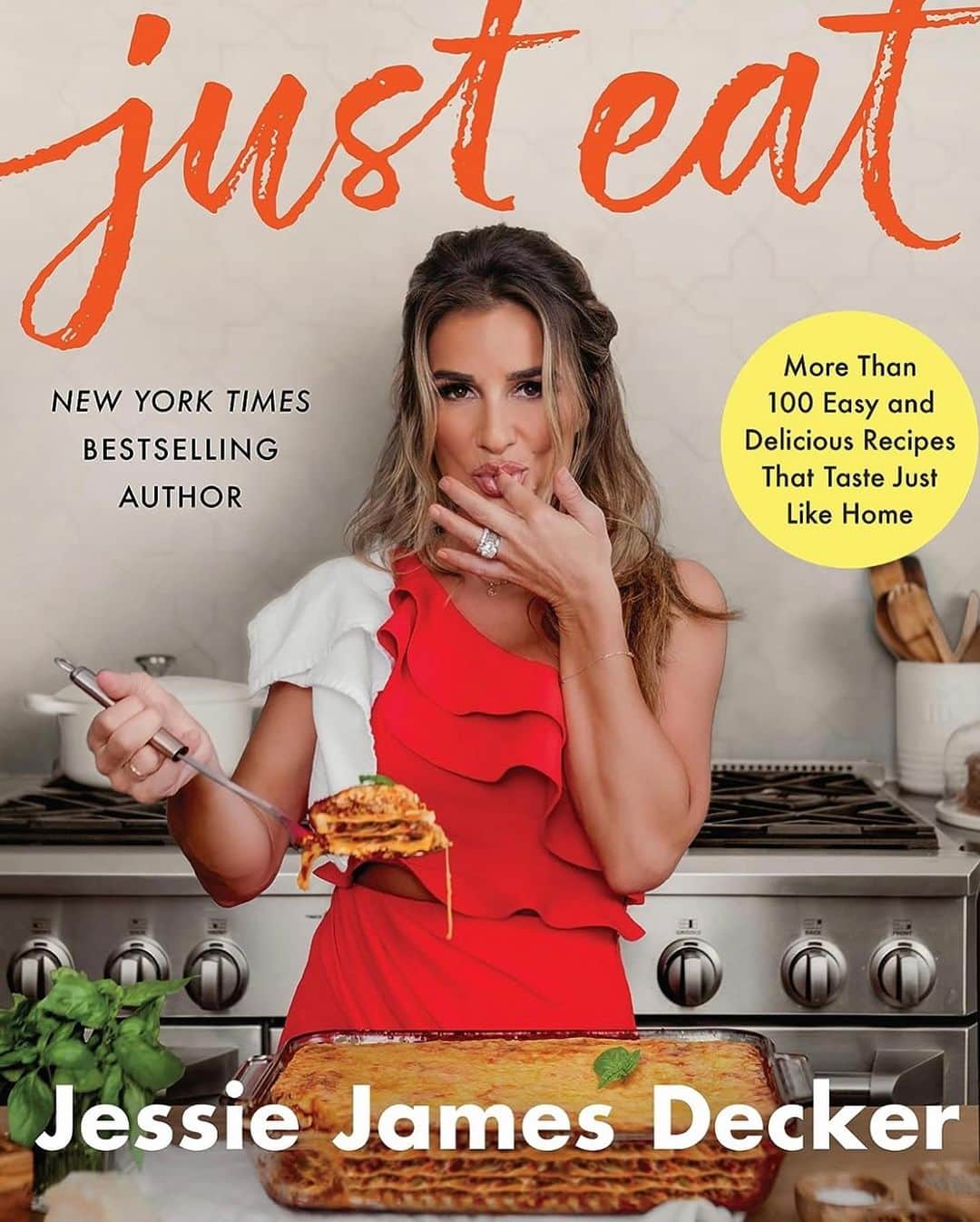 Jessie Jamesさんのインスタグラム写真 - (Jessie JamesInstagram)「💙It’s here!!!!! My new cook book “Just Eat” 🍝 I am so proud of this one🥹 The perfect cozy book for this time of year! Tag me when you grab the book💙🫶🏼 link in bio to snag💙」10月11日 2時23分 - jessiejamesdecker